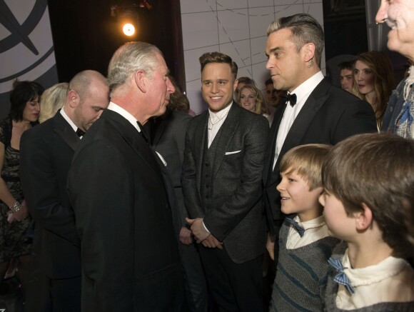 Olly Murs et Robbie Williams salués par le prince Charles lors de la Royal Variety Performance du 25 novembre 2013 au Palladium, à Londres.