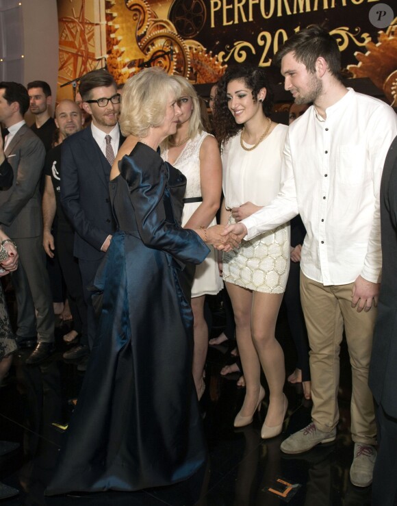Camilla Parker Bowles saluant les artistes de la Royal Variety Performance du 25 novembre 2013 au Palladium, à Londres.