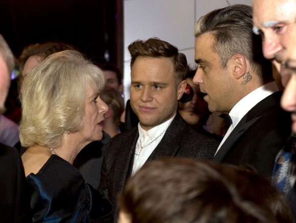 La duchesse Camilla saluant Olly Murs et Robbie Williams lors de la Royal Variety Performance du 25 novembre 2013 au Palladium, à Londres.