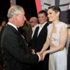 Le prince Charles et Jessie J, qui des deux est le plus flatté ? Le prince Charles saluant les artistes de la Royal Variety Performance du 25 novembre 2013 au Palladium, à Londres.
