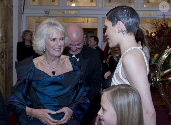 La duchesse Camilla et Jessie J lors de la Royal Variety Performance du 25 novembre 2013 au Palladium, à Londres.
