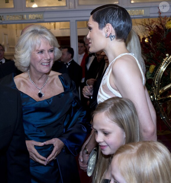 Camilla Parker Bowles rencontre Jessie J lors de la Royal Variety Performance du 25 novembre 2013 au Palladium, à Londres.