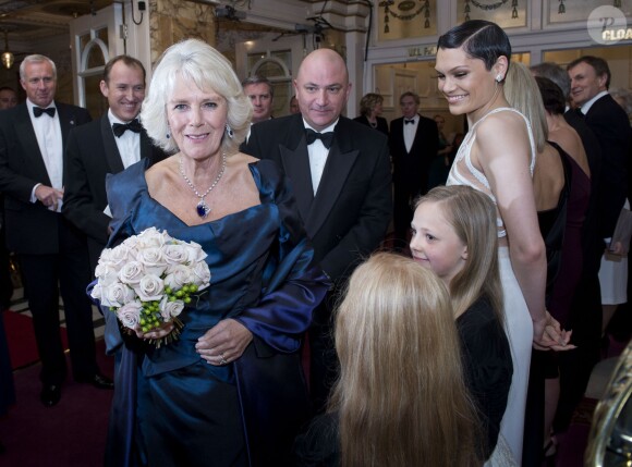 Camilla Parker Bowles saluant les artistes de la Royal Variety Performance du 25 novembre 2013 au Palladium, à Londres.