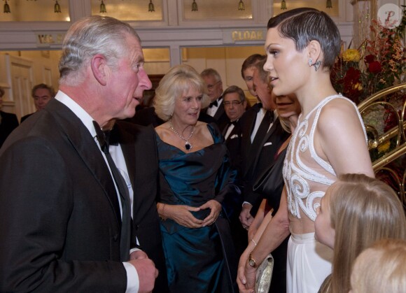 Le prince Charles et Jessie J conversant lors de la Royal Variety Performance du 25 novembre 2013 au Palladium, à Londres.
