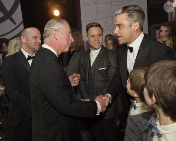 Olly Murs observe l'échange entre le prince Charles et Robbie Williams lors de la Royal Variety Performance du 25 novembre 2013 au Palladium, à Londres.