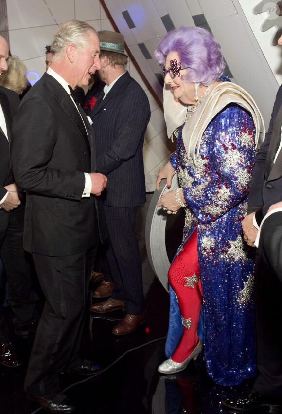 Le prince Charles discute avec Dame Edna Everage (Barry Humphries) à la Royal Variety Performance du 25 novembre 2013 au Palladium, à Londres.
