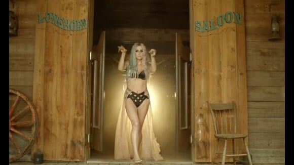 Kesha : De plus en plus sexy, avec Pitbull pour ''Timber'' ou sur le tapis rouge