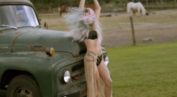 Kesha, très sexy, dans le clip de Timber en duo avec Pitbull.