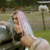 Kesha, très sexy, dans le clip de Timber en duo avec Pitbull.