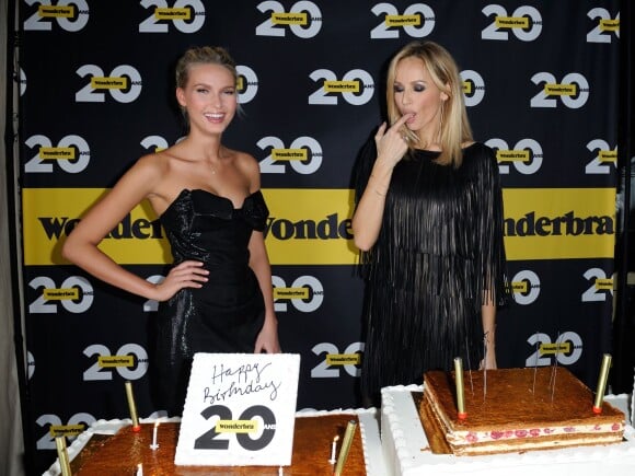 Adriana Cernanova et Adriana Karembeu assistent à la soirée des 20 ans de la marque Wonderbra au Très Honoré. Paris, le 27 novembre 2013.