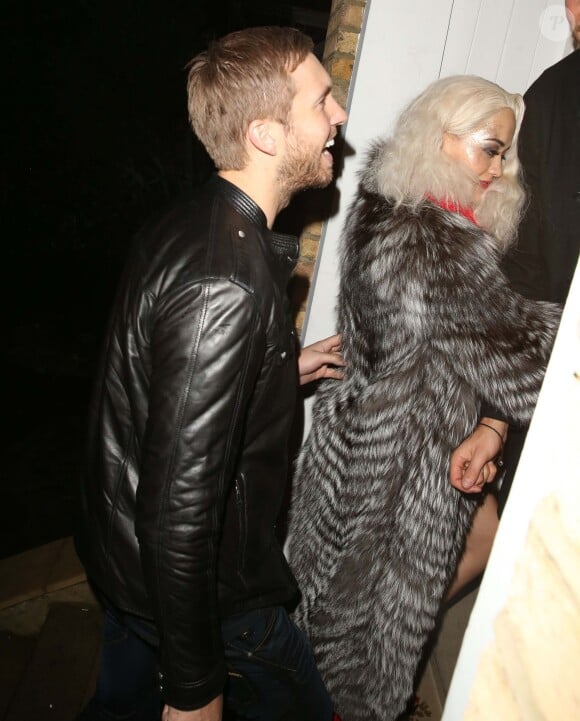 Calvin Harris arrive à son domicile avec sa chérie Rita Ora et un ami. Londres, le 26 novembre 2013.