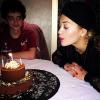 Après sa soirée sur le thème des années 70, Rita Ora a eu droit à une fête d'anniversaire plus calme en famille. La chanteuse a soufflé les bougies de ses 23 ans avec son petit frère, Don. Londres, le 27 novembre 2013.