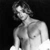 Brad Pitt pose à Malibu Beach en 1988.