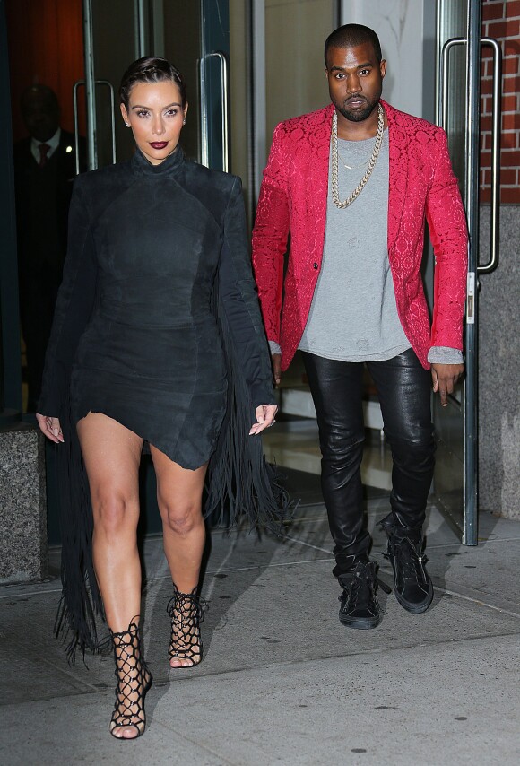Kim Kardashian, ultrasexy en robe en daim et à franges Gareth Pugh et chaussures Gianvito Rossi, quitte l'appartement de Kanye West avec son fiancé. New York, le 23 novembre 2013.