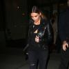 Kim Kardashian à New York, porte son perfecto BLK DNM, un jean Current/Elliott et des souliers Balenciaga. New York, le 24 novembre 2013.