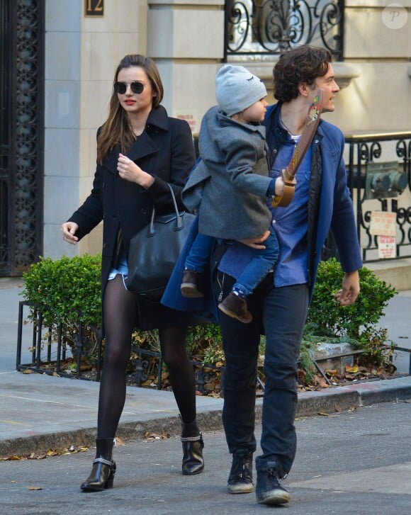 Miranda Kerr et Orlando Bloom ensemble avec leur fils Flynn dans les rues de New York, le 30 novembre 2013.