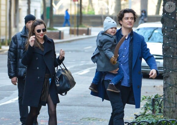Miranda Kerr et Orlando Bloom avec leur fils Flynn dans les rues de New York, le 30 novembre 2013.