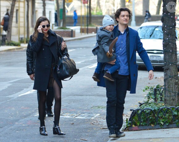 Miranda Kerr et Orlando Bloom ensemble avec leur fils Flynn à New York, le 30 novembre 2013.