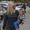 Exclusif - Tori Spelling, son petit Finn dans les bras, fait du shopping avec son mari Dean McDermott et leurs enfants Liam, 6 ans, Stella, 5 ans, Hattie, 2 ans, et Finn, 1 an à Los Angeles, le 23 novembre 2013