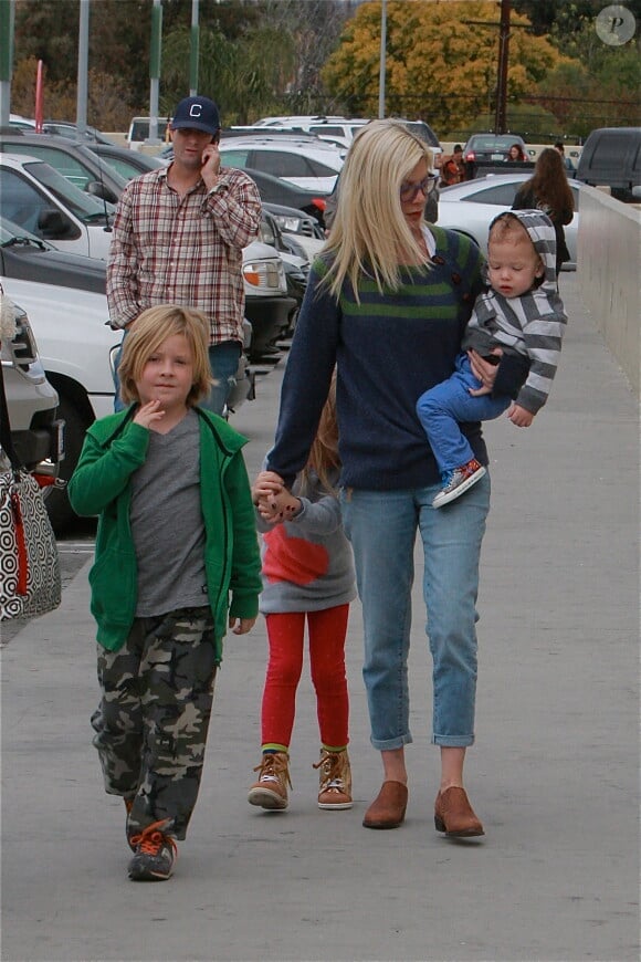 Exclusif - Tori Spelling, son petit Finn dans les bras, fait du shopping avec son mari Dean McDermott et leurs enfants Liam, 6 ans, Stella, 5 ans, Hattie, 2 ans, et Finn, 1 an à Los Angeles, le 23 novembre 2013