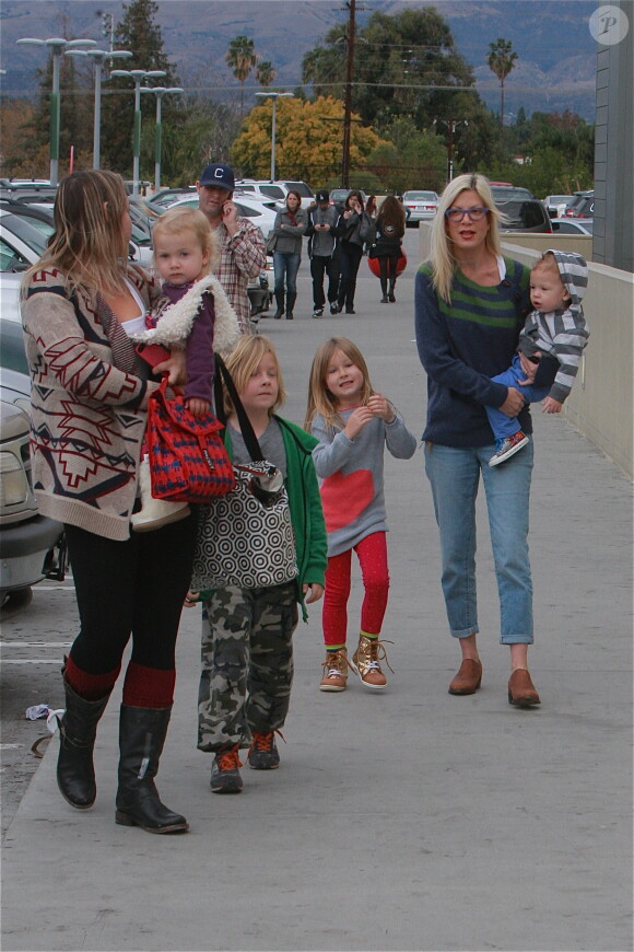 Exclusif - Tori Spelling fait du shopping avec son mari Dean McDermott et leurs enfants Liam, 6 ans, Stella, 5 ans, Hattie, 2 ans, et Finn, 1 an à Los Angeles, le 23 novembre 2013