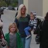 Exclusif - Tori Spelling fait du shopping avec son mari Dean McDermott et leurs enfants Liam, 6 ans, Stella, 5 ans, Hattie, 2 ans, et Finn, 1 an à Los Angeles, le 23 novembre 2013