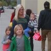 Exclusif - L'actrice Tori Spelling fait du shopping avec son mari Dean McDermott et leurs enfants Liam, 6 ans, Stella, 5 ans, Hattie, 2 ans, et Finn, 1 an à Los Angeles, le 23 novembre 2013