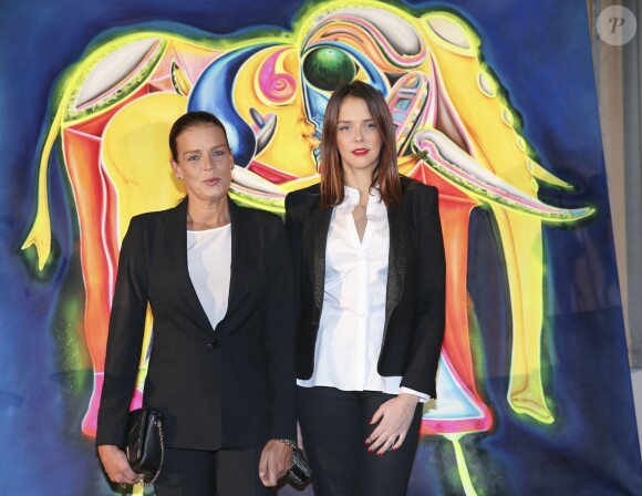 La princesse Stéphanie de Monaco et sa fille Pauline Ducruet posent lors du gala et de la vente aux enchères au profit de l'association de lutte contre le sida, le 1er décembre 2013 au Méridien de Monte-Carlo. Devant une toile représentant un éléphant, animal qu'elles adorent...