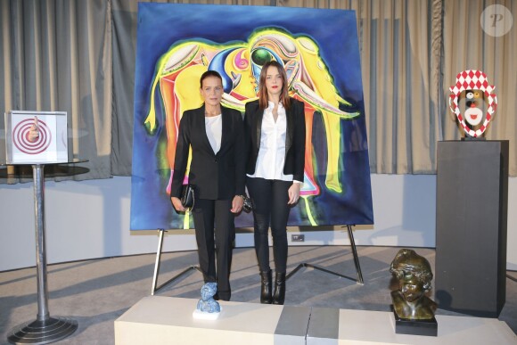 La princesse Stéphanie de Monaco et sa fille Pauline Ducruet posent lors du gala et de la vente aux enchères au profit de l'association de lutte contre le sida, le 1er décembre 2013 au Méridien de Monte-Carlo. Devant une toile représentant un éléphant, animal qu'elles adorent...