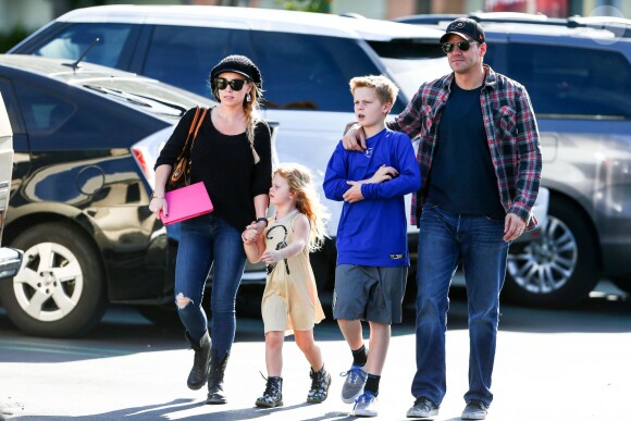 David Boreanaz avec sa femme Jaime Bergman et leurs enfants à Calabasas, le 1er décembre 2013.