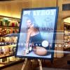 La couverture grand format de Kate Moss pour le magazine Playbo est exposé dans une boutique Marc Jacobs
