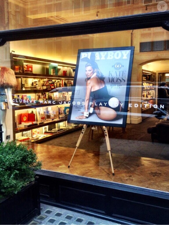 La couverture grand format de Kate Moss pour le magazine Playbo est exposé dans une boutique Marc Jacobs