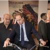 Le prince William, fana de motos sportives, s'est fait plaisir au salon Motorcycle Live à Birmingham le 30 novembre 2013 et a même reçu en cadeau une mini-bike pour le prince George de Cambridge, son fils de 4 mois.
