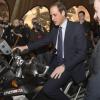 Le prince William, fana de motos sportives, s'est fait plaisir au salon Motorcycle Live à Birmingham le 30 novembre 2013 et a même reçu en cadeau une mini-bike pour le prince George de Cambridge, son fils de 4 mois.