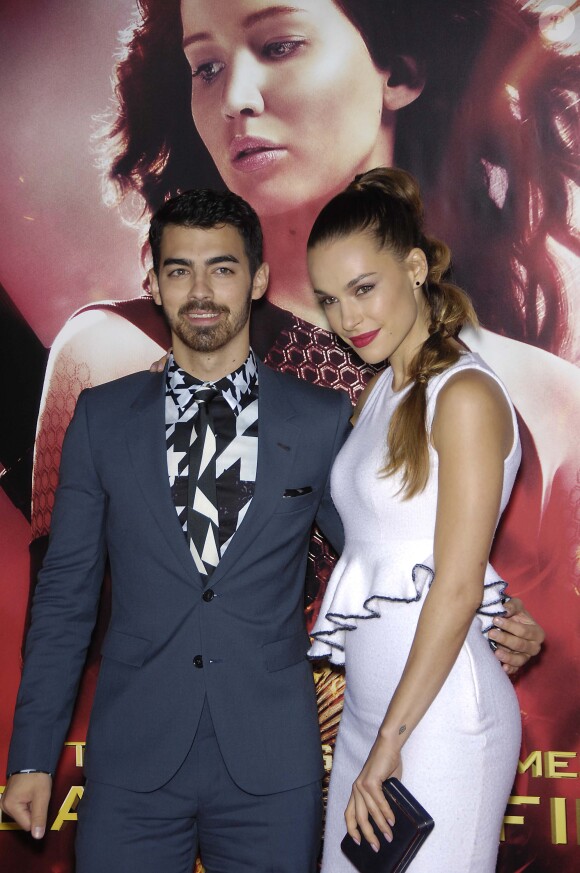 Joe Jonas et Blanda Eggenschwiler à la première de The Hunger Games : Catching Fire, au Nokia Theatre à Los Angeles le 18 novembre 2013.