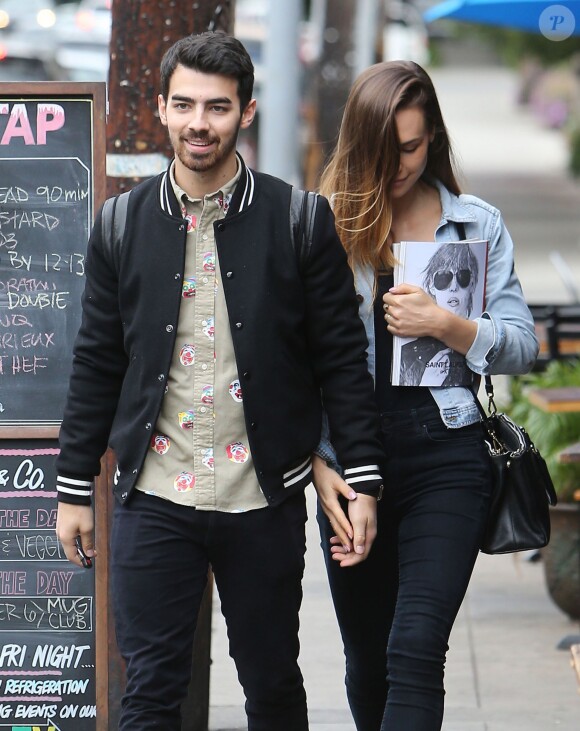 Joe Jonas et sa petite amie Blanda Eggenschwiler font du shopping à Los Feliz, le 20 novembre 2013.