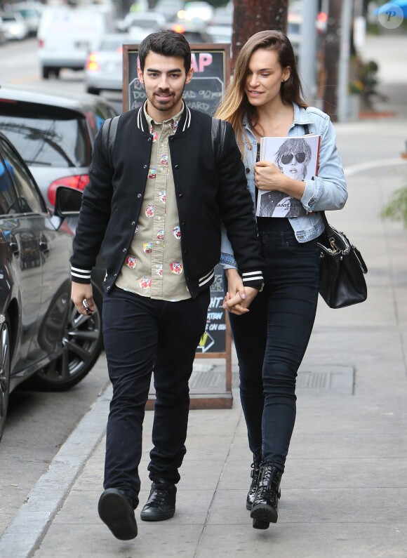 Joe Jonas et sa petite amie Blanda Eggenschwiler font du shopping à Los Feliz, le 20 novembre 2013.