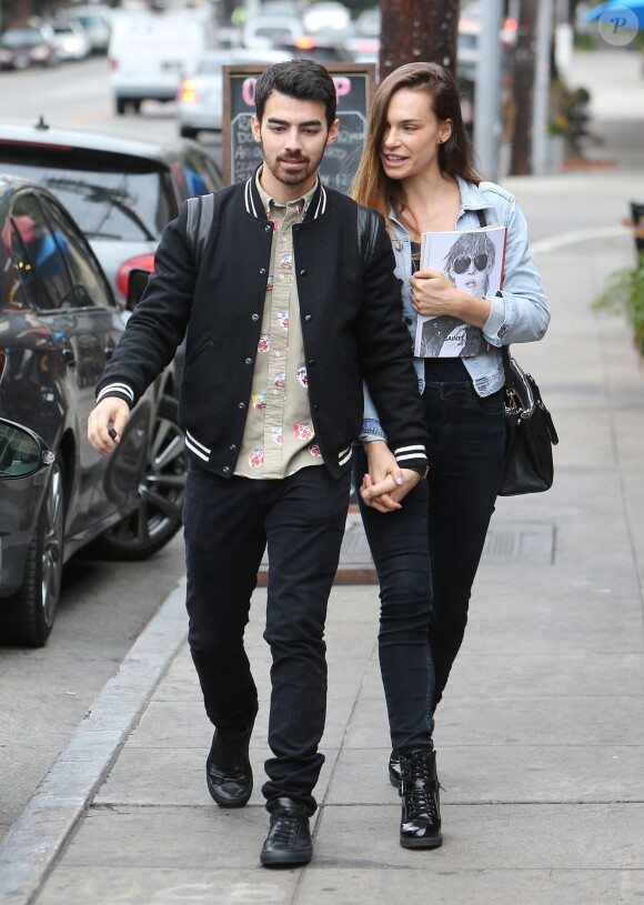 Joe Jonas et sa petite amie Blanda Eggenschwiler font du shopping à Los Feliz, le 20 novembre 2013.