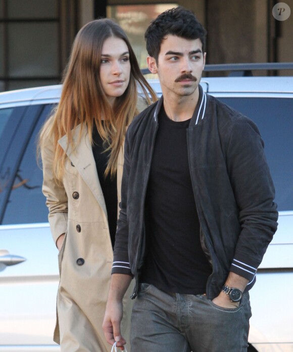 Joe Jonas et Blanda Eggenschwiler font du shopping à West Hollywood, Los Angeles, le 30 novembre 2013.