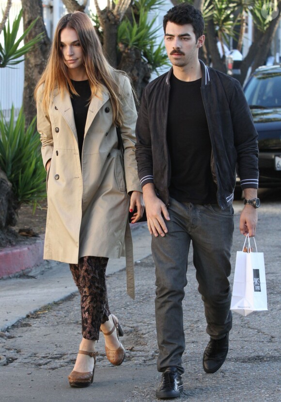 Joe Jonas et Blanda Eggenschwiler font du shopping à West Hollywood, Los Angeles, le 30 novembre 2013.