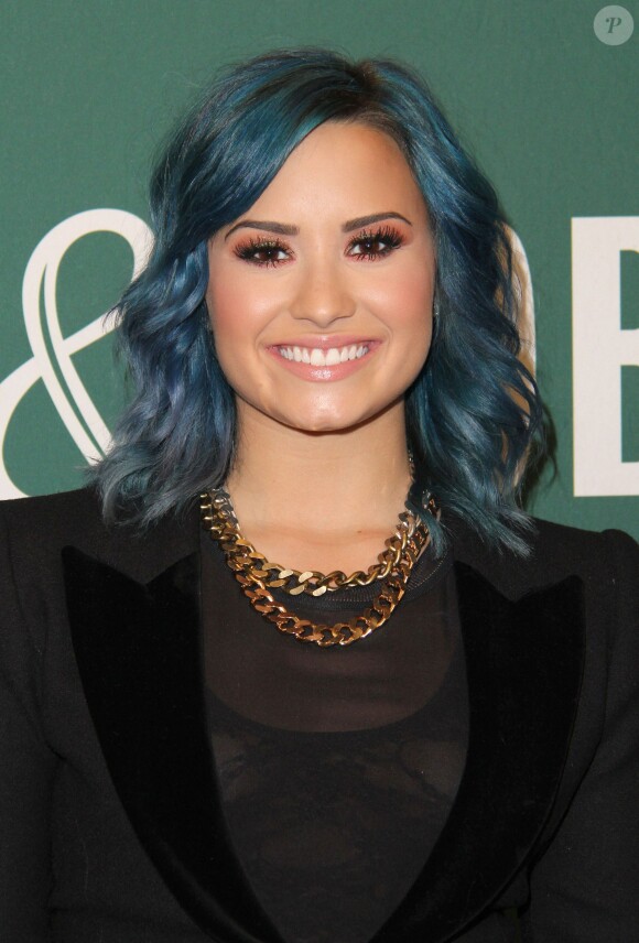 Demi Lovato fait la promotion de son nouveau livre "Staying Strong 365 Days A Year" à Barnes & Noble, à Los Angeles, le 23 novembre 2013.