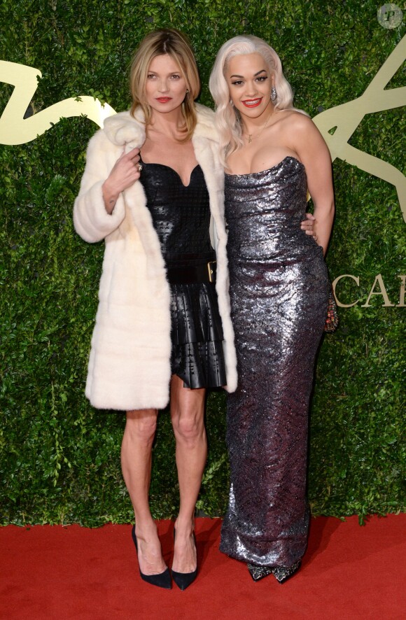 Kate Moss et Rita Ora arrivent aux British Fashion Awards organisés à Londres le 2 décembre 2013.