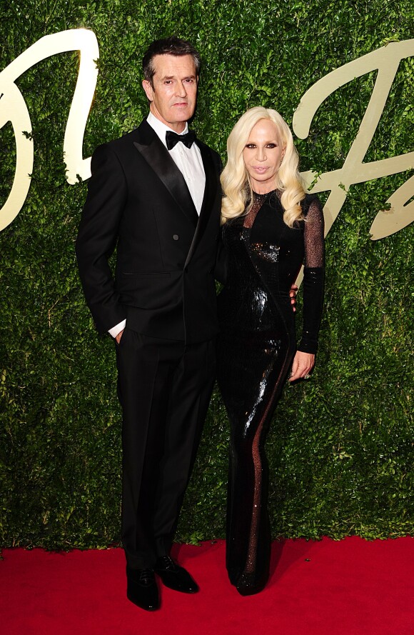 Rupert Everett et Donatella Versace arrive aux British Fashion Awards à Londres le 2 décembre 2013