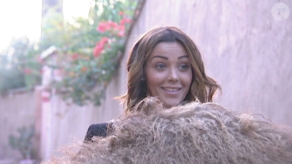 La sexy Nabilla fait la connaissance de dromadaires alors qu'elle est en tournage au Maroc pour sa télé-réalité Allô Nabilla.
