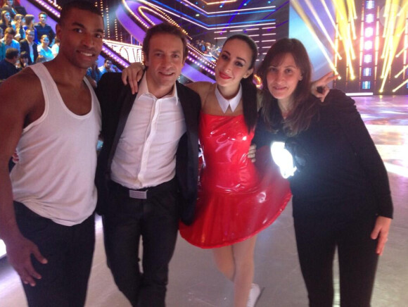 Philippe Candeloro, Kenza Farah et son épouse Olivia dans les coulisses d'Ice Show, mardi 3 décembre 2013.