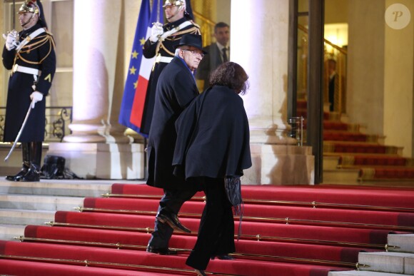 Jean-Pierre Chevènement et sa femme Nisa lors du dîner du Sommet pour la paix et la sécurité en Afrique au palais de l'Elysée à Paris le 6 décembre 2013