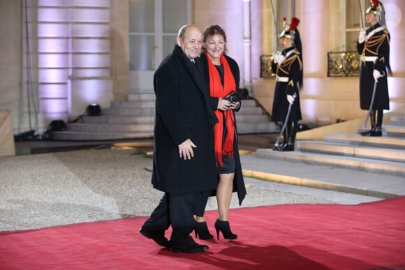 Jean-Yves Le Drian ministre de la Défense et sa femme lors du dîner du Sommet pour la paix et la sécurité en Afrique au palais de l'Elysée à Paris le 6 décembre 2013