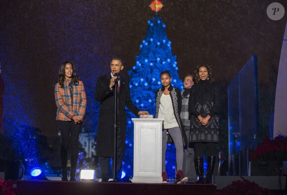 Barack Obama en compagnie de son épouse Michelle, de ses filles Malia et Sasha et de sa belle-mère Marian Robinson lors de la cérémonie d'illumination du Sapin de Noeël National, le 6 décembre 2013 à Washington devant la Maison Blanche