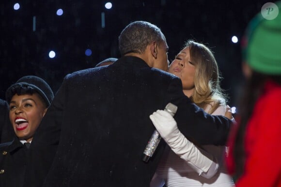 Barack Obama et Mariah Carey lors de la cérémonie d'illumination du sapin de noël de la Maison Blanche à Washington le 6 décembre 2013