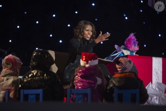 Michelle Obama lit le conte de Noël T'was the Night Before Christmas avec Abby Cadabby de l'émission Sesame Street lors de la cérémonie d'illumination du sapin de Noël de la Maison Blanche, le 6 décembre 2013 à Washington